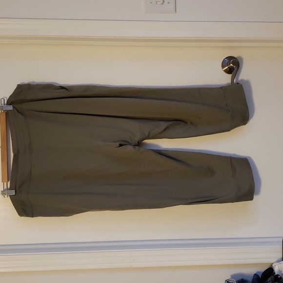 Guc green capris - Picture 3 of 3